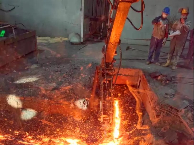 1000 ℃ Melted Iron that SANY Excavator Daily Handles